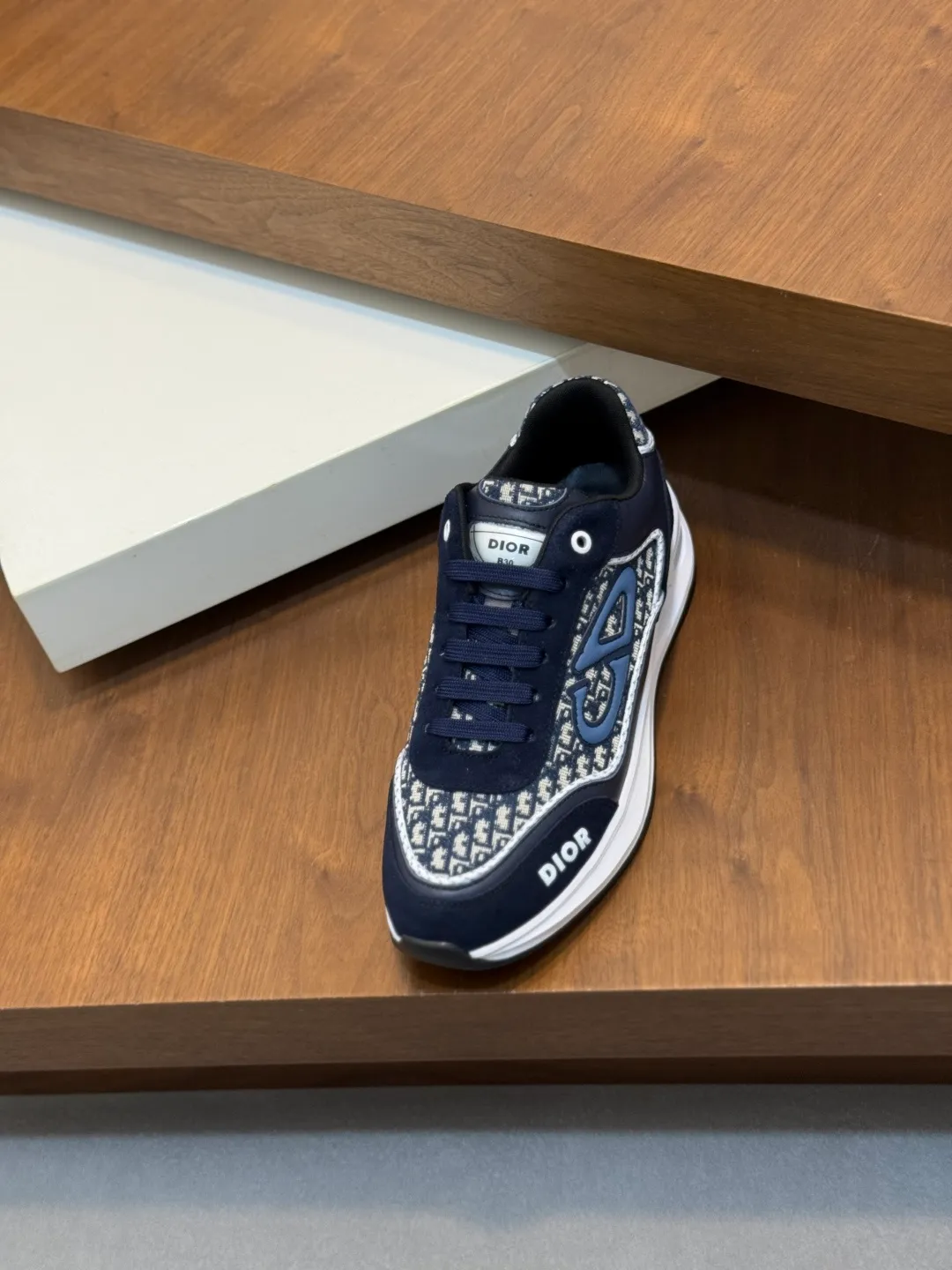 💰800 Dior's latest men's fashion sneakers. This item draws inspiration from retro jogging shoes. Featuring a thick, low-top design, it features a mesh fabric upper and an ultra-light rubber foam sole. The side is decorated with an embossed "Di~r" logo. Code number: 39-44 (order 38, 45, 46)